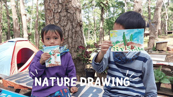 anak belajar menggambar di hutan pinus