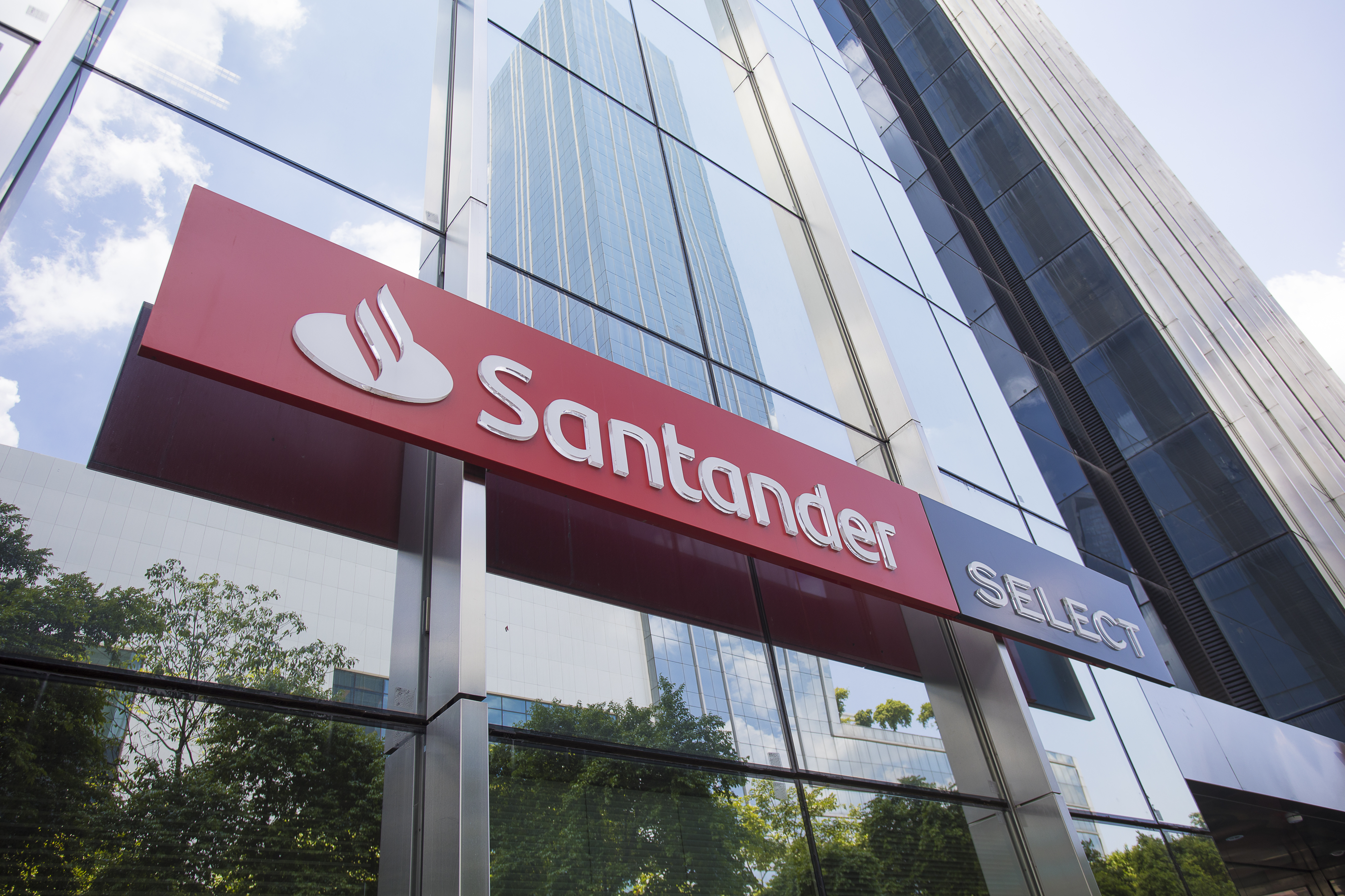 Santander amplia investimento em games com League of Legends - Forbes