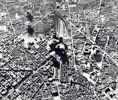 Foto tomada desde los aviones italianos de un bombardeo sobre Russafa, en Valencia
