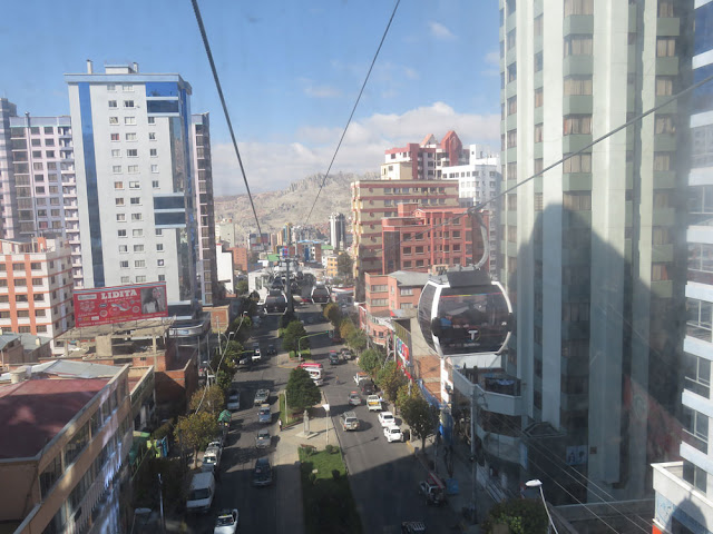 Nahverkehr in La Paz hoch über den Straßen