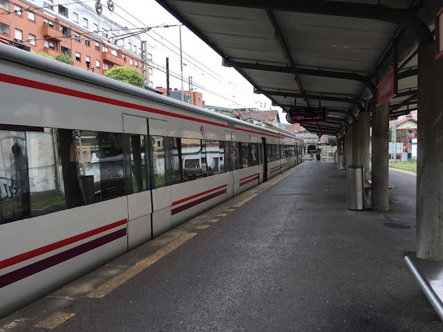 Tren en la estación de Desierto Barakaldo