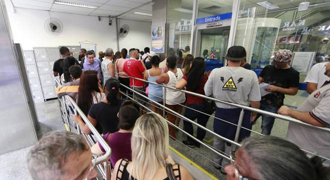 Posso sacar o FGTS para pagar dívidas e comprar carro?