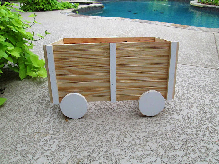 decorating-handmade-power-tools-wooden-wagon