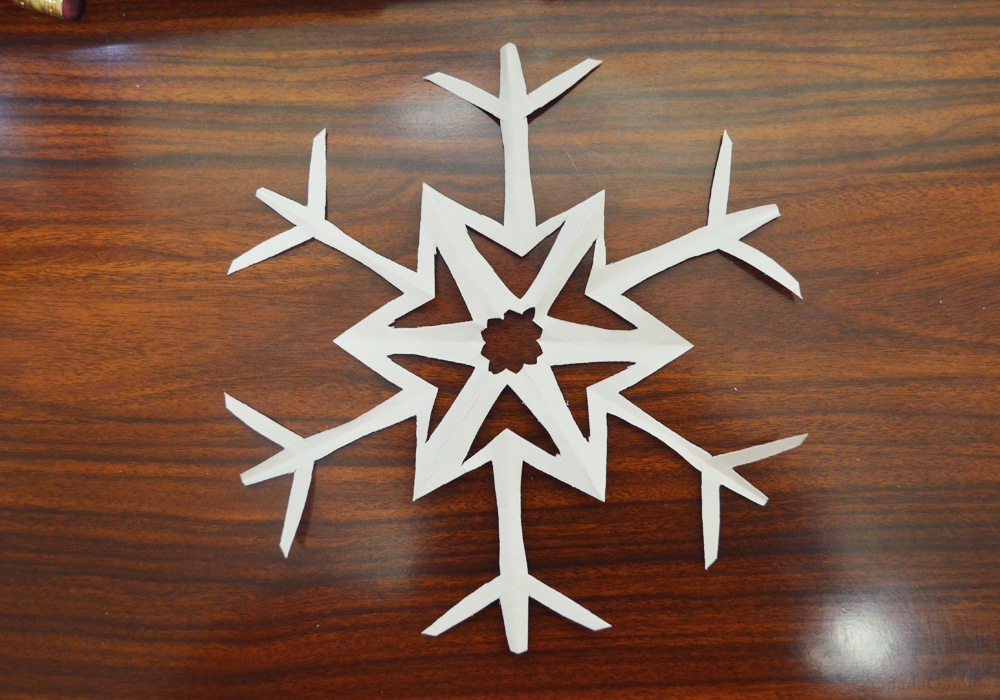DIY Paper Snowflakes | Blogmas | Nada Más Que Amor