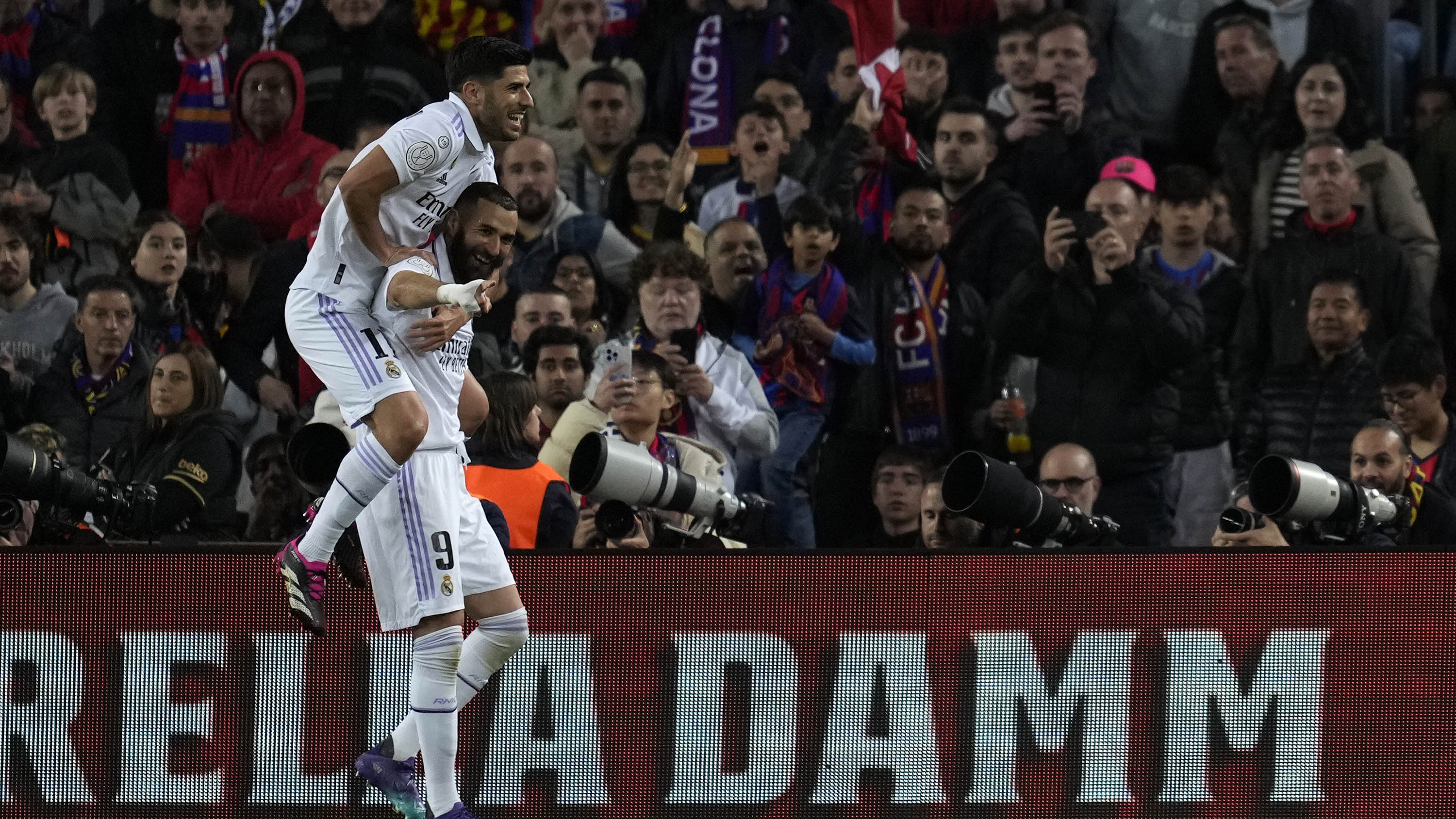 Hattrick Karim Benzema Membawa Real Madrid Acara pesta Gol Kembali di Kandang Barcelona sesudah 60 Tahun