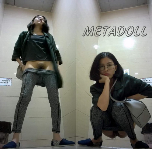 Girls pissing at the mall filmed in secret (Shopping mall Toilet Pissing 06)