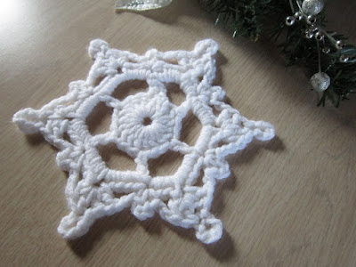 free crochet pattern, snowflake, lacy, doily, coaster, worsted weight, acrylic yarn, Red Heart