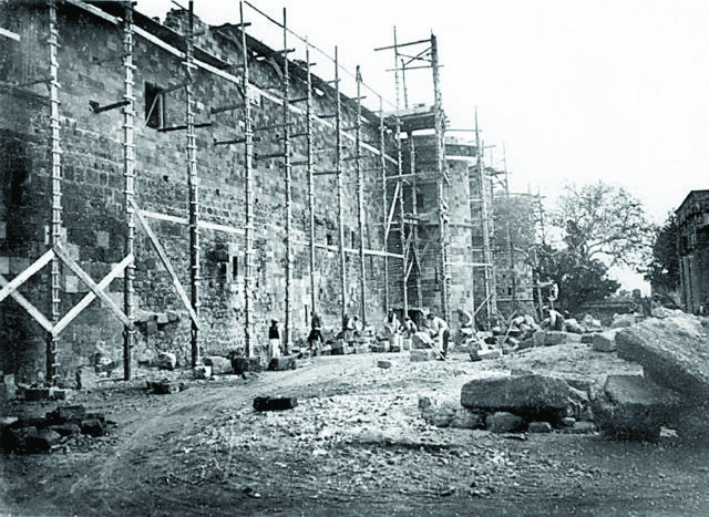 Άποψη από τα δυτικά της νέας πρόσοψης του Παλατιού του Μεγάλου Μαγίστρου κατά τη διάρκεια εργασιών αποκατάστασης (1937-40).