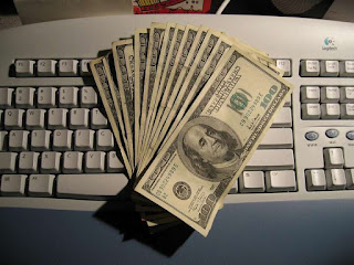 деньги лежат на клавиатуре