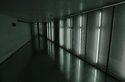 Corredor interior com iluminação