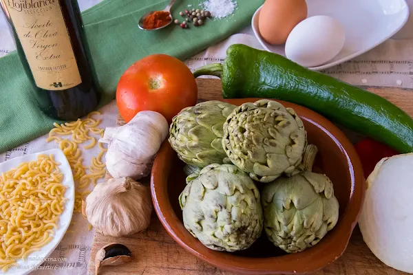 Fideuá de langostinos y alcachofas con alioli de ajo negro