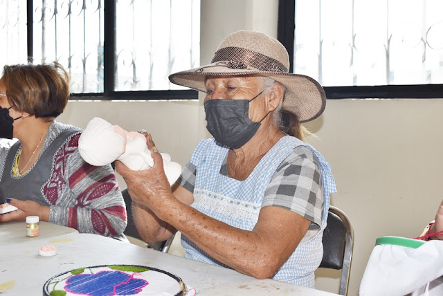 Llevan talleres a adultos mayores de Ocoyucan