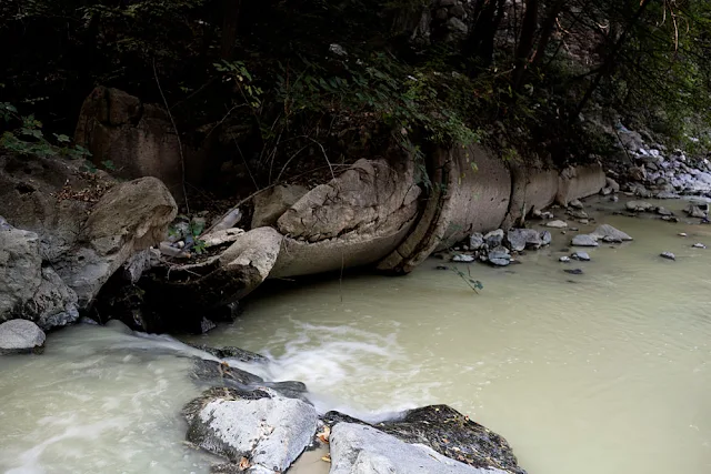 Image Attribute: Polluted water in a tributary of the Debed River / Photo: Klaus Richter