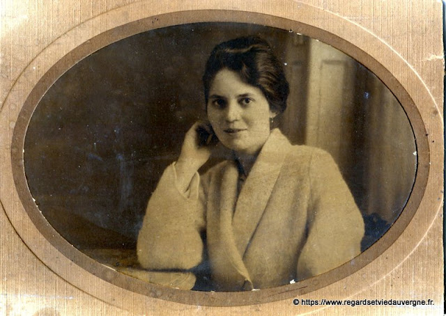 Portrait de femme, noir et blanc.#France #Auvergne #vintagephotography #blackandwhite #photography #photodefamille #vintagefashion #blackandwhitephoto #snapshot #rétro