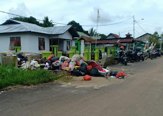 Sampah Menumpuk dan Berserakan hingga ke Badan Jalan di Kedamin Hilir