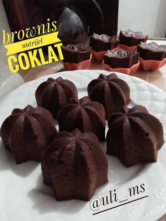 Brownies Nutrijell Cokelat Simpel No Mixer Cuma Aduk-Aduk Lalu Kukus Selama 15 menit Jadi Deh. Enak dan Agak Kenyal