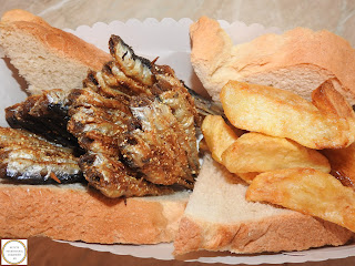 Mancare stradala reteta hamsie prajita pe scobitoare in crusta de malai cu cartofi prajiti si paine de casa retete culinare pescaresti dobrogene traditionale,