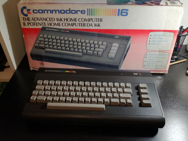 Commodore C16 con scatola