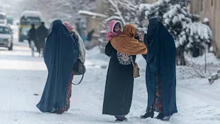 Afghanistan: 170 people die of freezing, and the government appeals for aid Afghanistan is witnessing the coldest winter in recent years, as the temperature dropped in the capital, Kabul, at night to minus 10 degrees, while it reached minus 30 in other regions, as the number of those who died of freezing since the beginning of the current winter exceeded 170 people.  The number of people who have died of freezing due to the severe cold in Afghanistan since the beginning of this winter has exceeded 170 people.  Afghanistan is witnessing the coldest winter in recent years, as the temperature in the capital, Kabul, dropped at night to minus 10 degrees, while it reached minus 30 in other regions.  Bad weather conditions impede access to many areas, especially in the countryside.  Speaking to Anadolu Agency, Shafiullah Rahimi, spokesman for the Ministry of State responsible for natural disasters of the Taliban interim government, said that at least 170 people had died of freezing across the country.  Rahimi pointed out that most of the losses were recorded in the states of Ghor, Badakhshan, Bamyan, Paktika, and Paktia.  Rahimi pointed out that there are many villages that cannot be reached in the states of Bamyan and Ghor, especially those located on the Hindu Kush mountains.  And he added, "International aid is 100 percent important these days because our aid is not enough and we have a shortage of supplies. The situation cannot be controlled if the needy cannot be helped."  He stated that they were only able to deliver humanitarian aid to about 30,000 people so far.  The authorities had announced the death of 45 drug addicts living on the streets in the state of Herat, western Afghanistan, from freezing, since the beginning of this winter.  On the other hand, the Ministry of Agriculture, Irrigation and Livestock in the Taliban government announced the death of about 260 thousand heads of cows, sheep and goats in 20 states in light of the deteriorating weather conditions.  In a related context, the authorities are facing difficulty in meeting the increasing demand for electricity in light of the cold weather.  And power outages last for long hours across the country, including in the capital, Kabul, which receives electricity for between 8 and 10 hours at most a day.