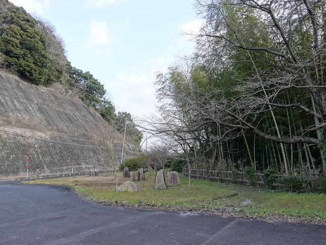 鳥取県道180号伯耆溝口停車場線の脇の緑水湖の駐車場