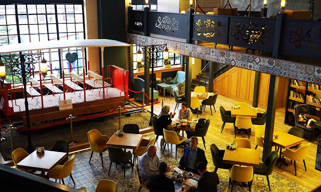 مقهى نيفيكان ، باغلارباسي للكتاب في اسطنبول Nevmekan Bağlarbaşı Kitap Kafe