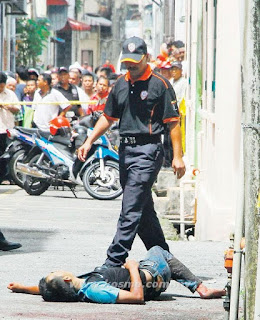 polis tembak perompak kedai emas