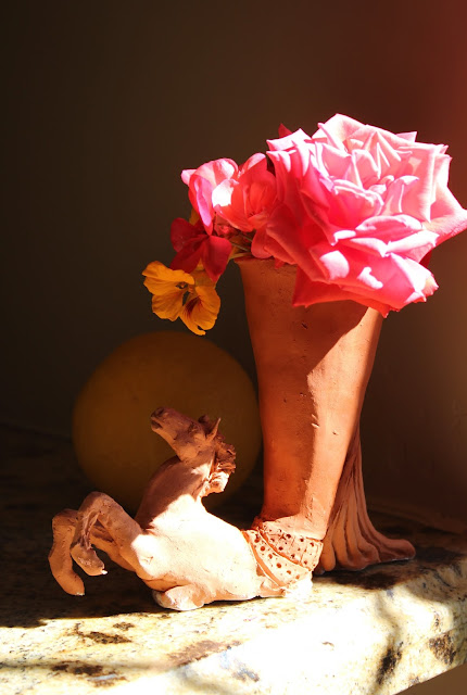 horse, vase, animal, bouquet, terracotta, Sarah Myers, orange, yellow, red, coral, nasturtiums, geraniums, rose, pelargoniums, sunlight, rhyton, ceramic, vessel, sculpture, arte, escultura, caballo, mane, decor, decorative, earthenware, salmon, clay, animal, figurative, side, rearing, pawing, flowers