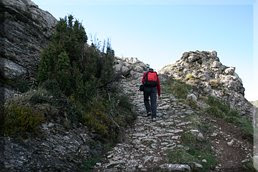 Paso en la roca con sabor alpino