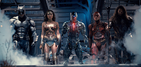 De izda a dcha: Batman, Wonder Woman, Cyborg, Flash y Aquaman, la Liga de la justicia casi al completo