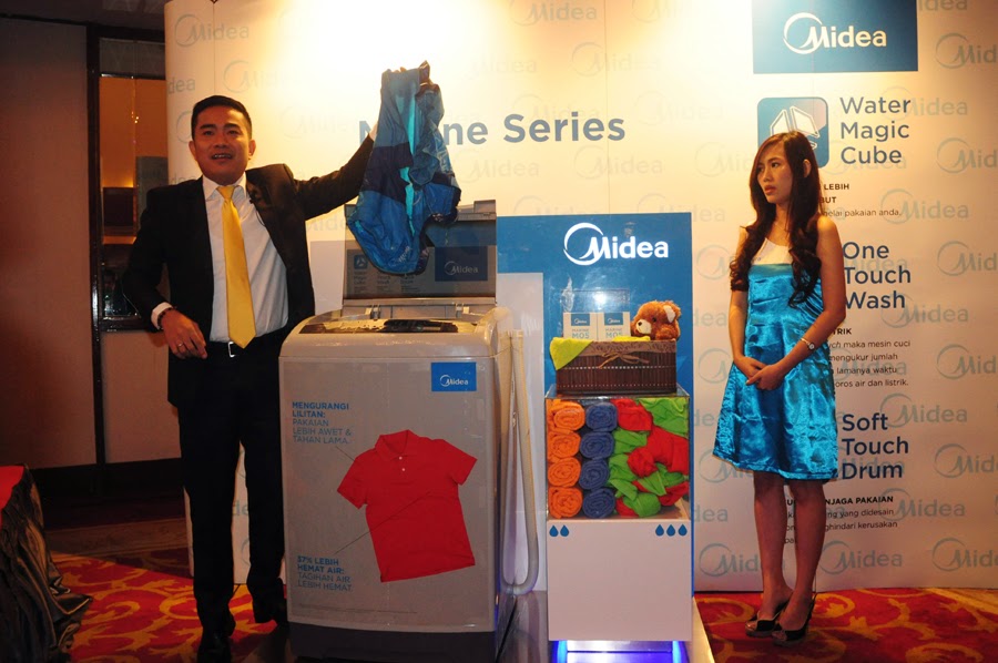 Frangky Angelo, Marketing Head PT Midea Planet Indonesia
menunjukan kelebihan-kelebihan MIDEA Washing Machine Marine Series
kepada awak media