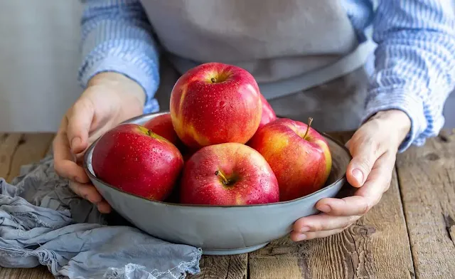 A plate of apples