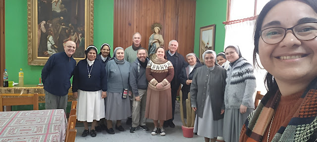 Foto de varios religiosos junto al obispo Adolfo Uriona