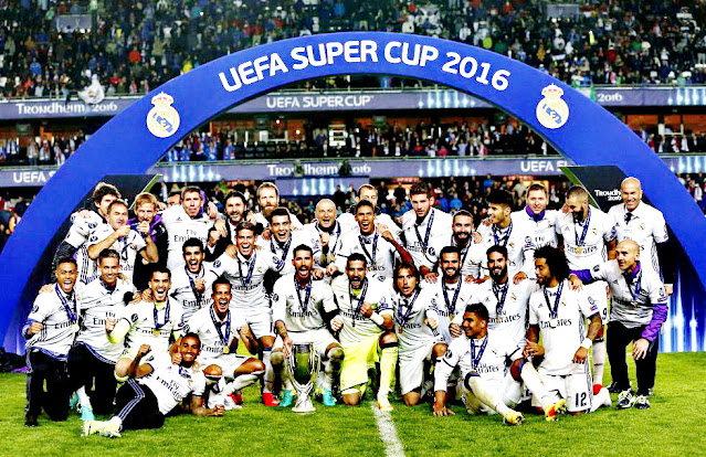 REAL MADRID C. F. Temporada 2016-17. Los jugadores del Real Madrid celebran al final del partido la consecución de su 3ª Supercopa de Europa. REAL MADRID C. F. 3 (Marco Asensio, Sergio Ramos, Carvajal) SEVILLA F. C. 2 (Franco Vázquez y Konoplyanka) - 09/08/2016 - Supercopa de Europa - Trondheim, Noruega, Lerkendal Stadion - Alineación: Kiko Casilla, Carvajal, Varane, Sergio Ramos, Marcelo, Casemiro, Kovacic (James Rodríguez 73'), Isco (Modric 66'), Asensio, Lucas Vázquez y Morata (Benzema 62').