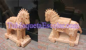 maqueta escolar de madera, del caballo de troya.