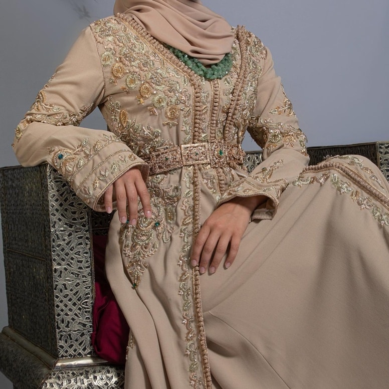 caftan beige perlé brodé sur mesure 2021