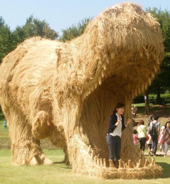 Esculturas dinossauros gigantes feito de palha de arroz reciclada invadem um parque no Japão