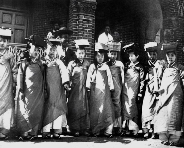 Gruppo di Ginyeo (o Gisaeng o Kisaeng), cortigiane, simile alle geisha giapponesi. 1900