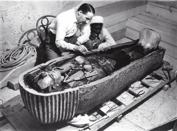 Howard Carter e Tutancâmon Howard Carter e a múmia de Tutancâmon