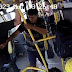 Cobrador de ônibus é agredido e leva 'voadora' de ambulante; veja o vídeo