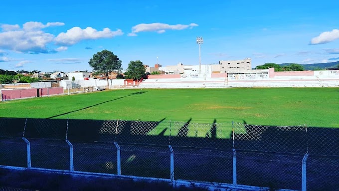 Gramado do estádio Pereirão em Serra Talhada começando a ser um tapete