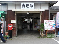 終点、貴志駅には駅長たまちゃんが向って右に居る