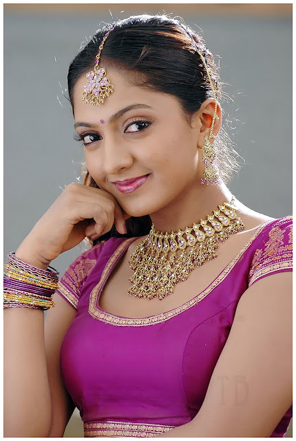 sheela latest hot exposing stills~www.telugubhamalu.blogspot.com