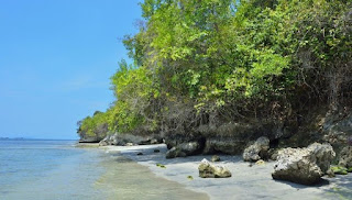 Tempat Wisata Pantai Dengan 2 Hiasan Karang