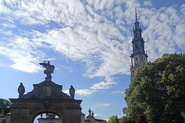 W zawieszeniu... między ziemią a niebem...