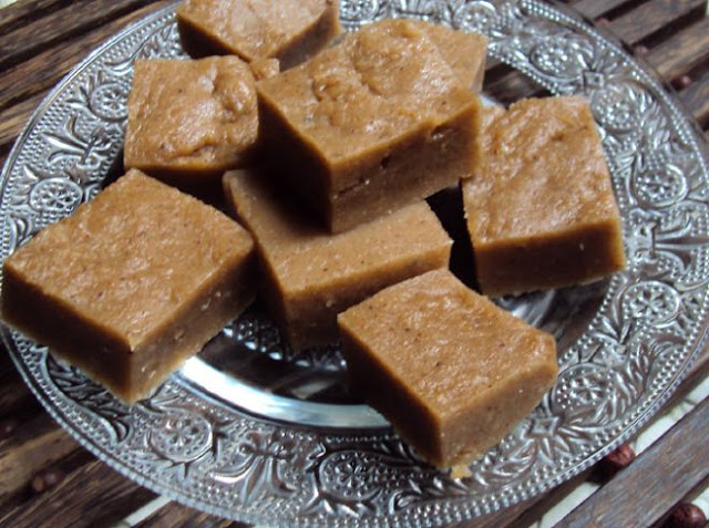 http://www.indianlazizkhana.com/2016/07/singhade-ki-katli-recipe-in-hindi.html