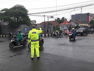 Polsek Jetis Bantu Pengaturan Lalu Lintas Saat Cuaca Hujan di Jalan AM Sangaji