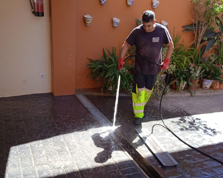 VACIADO Y LIMPIEZA DE DEPÓSITOS DE AGUA POTABLE EN SEVILLA ~ Desatascos y  limpieza de alcantarillado en Sevilla