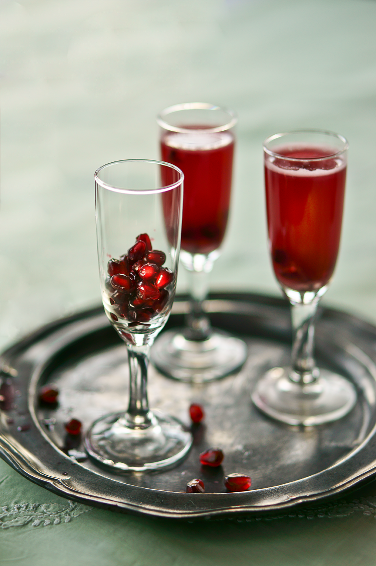 PomegranateCranberryGingerSpritzer #HolidaySpritzer #MulledWine #Recipe #SimiJoisPhotography 