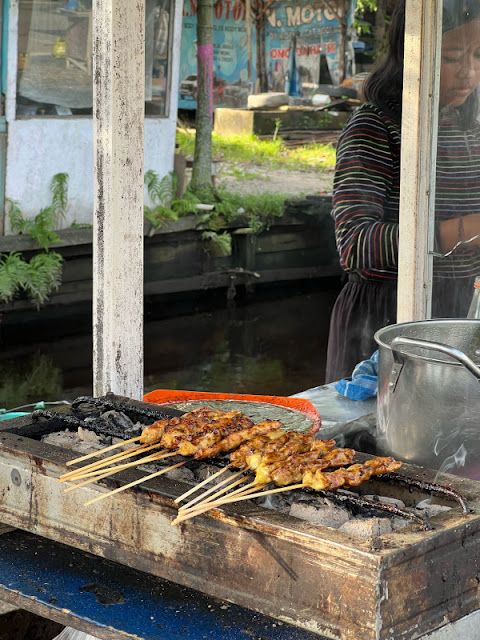 Sate Ayam Pinggir Jalan yang Bikin Lidah Bergoyang sedang di Bakar