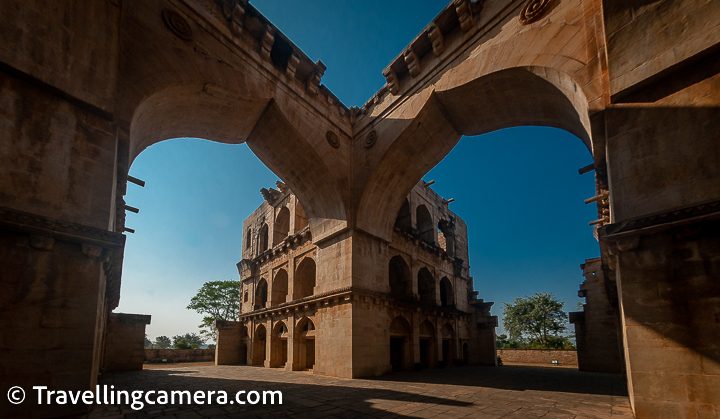 Koshak Mahal, Chanderi :  Koshak Mahal is an impressive palace located in Chanderi, a small town in Madhya Pradesh, India. It was built by Sultan Ghiyasuddin Khilji, a ruler of the Malwa Sultanate, in the 15th century. The palace is a fine example of Indo-Islamic architecture and is known for its intricate carvings, beautiful arches, and ornate balconies. Koshak Mahal is one of the most important historical monuments in Chanderi and attracts thousands of visitors every year.